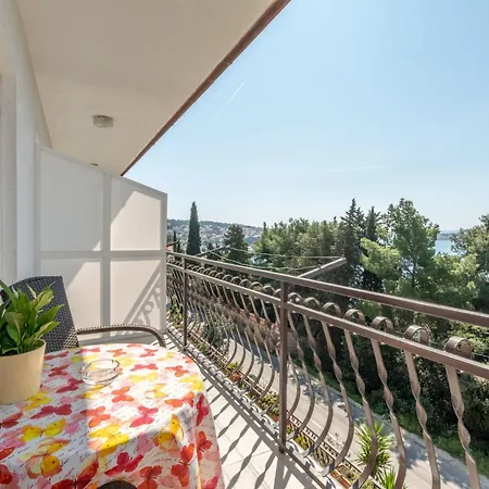 Charming With Balcony Apartment Trogir