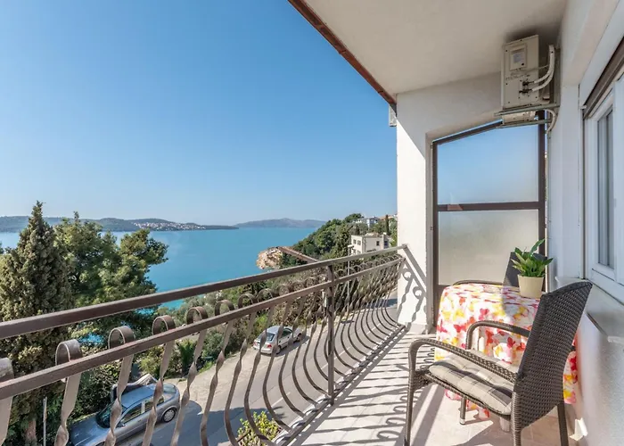 Charming With Balcony Lejlighed *